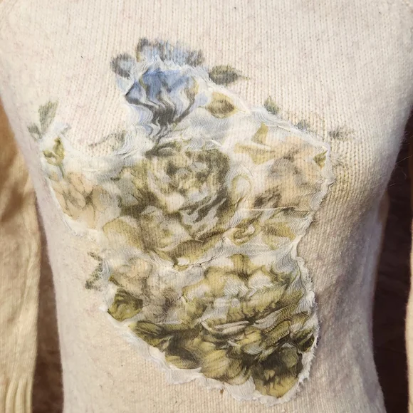 Floral Embroidered Cream Turtleneck Sweater –Size S - Picture 3 of 8